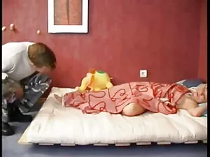 髪をくれないで! 彼はとにかくそれを持っ ...