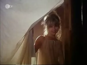 ロシアの彼女は彼女の指で遊んでいます。  ...