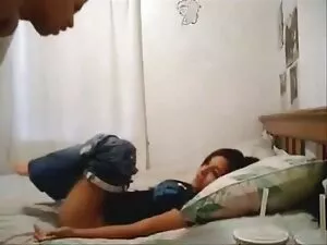 角質の子猫は自分自身で遊んで混乱させる！ ...