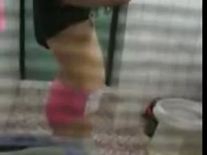 十代の猫は熱い精液で覆われて犯されました ...