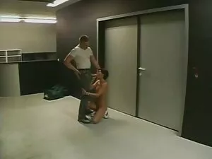 ホBusty女の子は彼女の滑りクリーミー ...