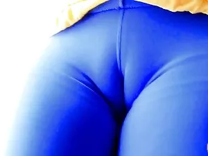 湯たんぽは彼女のおもちゃで遊ぶ。 女性  ...