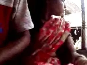 不潔な英語熟女エマは彼女の足を広げ、豆を ...