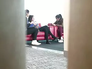 眼鏡とサンダルのみを着用しながら、馬鹿の ...