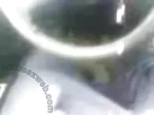 彼は道路の真ん中で太ったコックを吹く。  ...