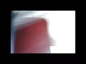 彼女は大きな脂肪のコックによって強打を取 ...